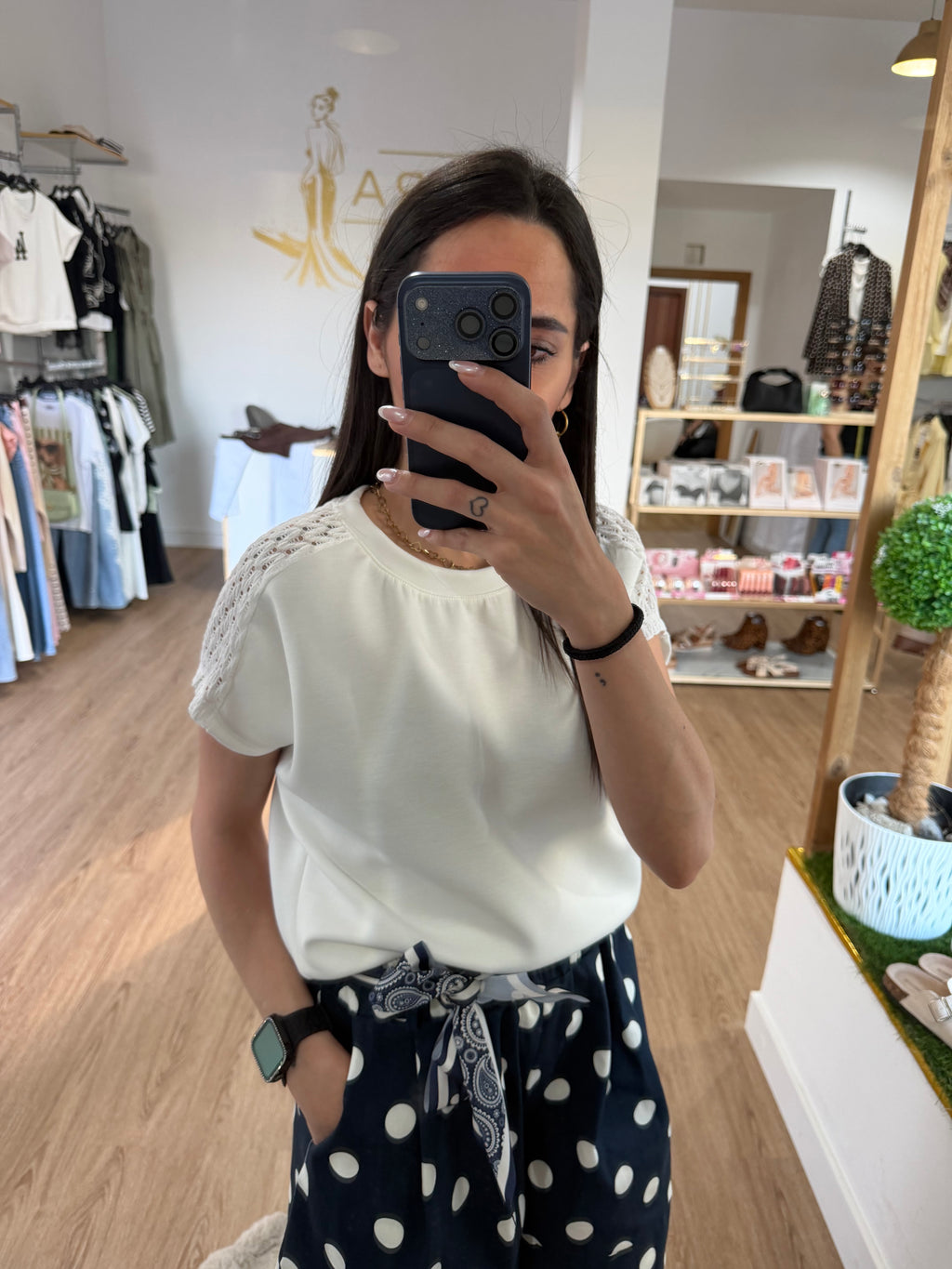 Camiseta Beige para Mujer con Detalles Calados en el Hombro