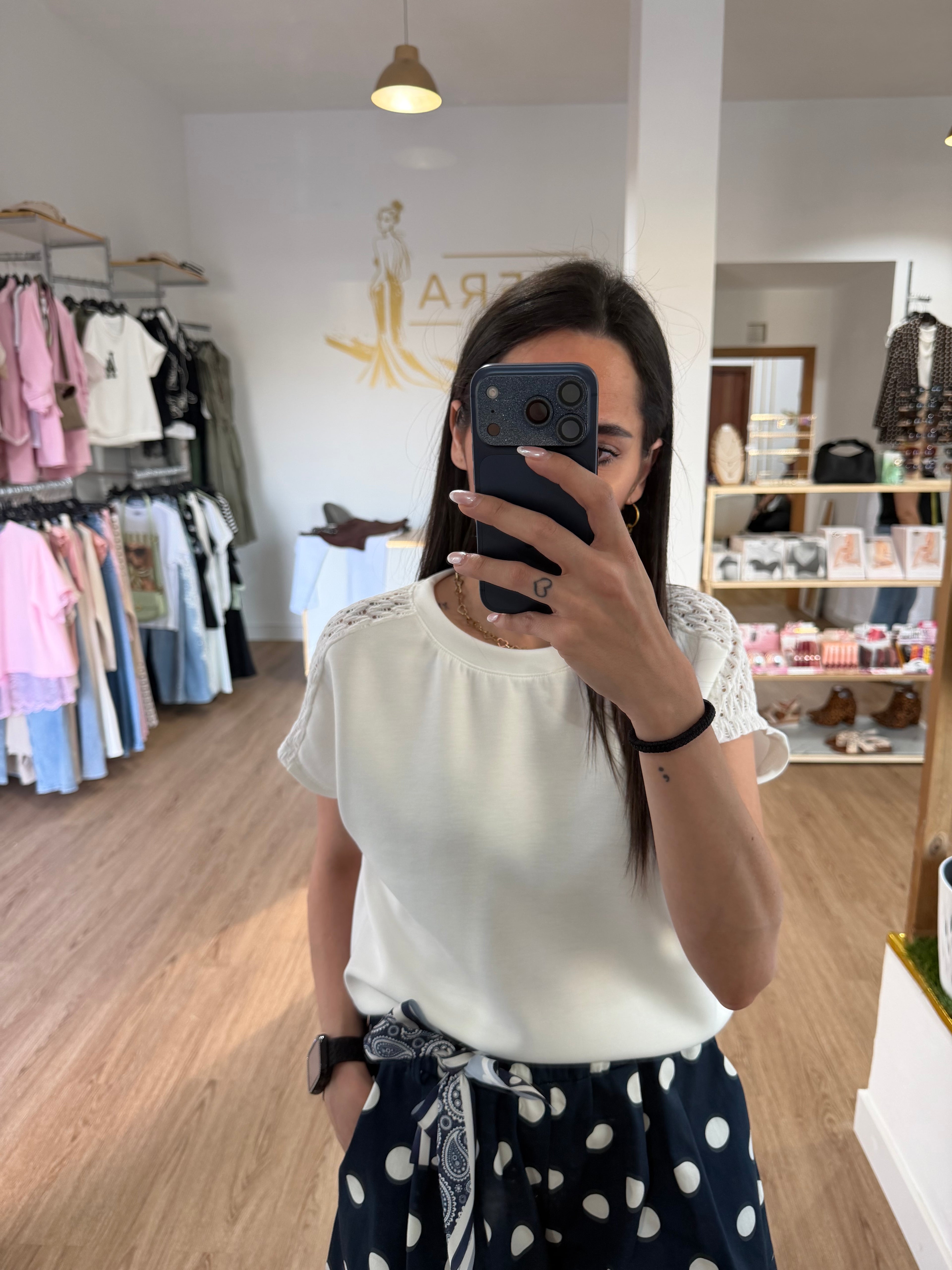 Camiseta Beige para Mujer con Detalles Calados en el Hombro