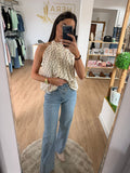 Vaqueros Rectos con Cintura Cruzada Asimétrica – Denim de Tendencia