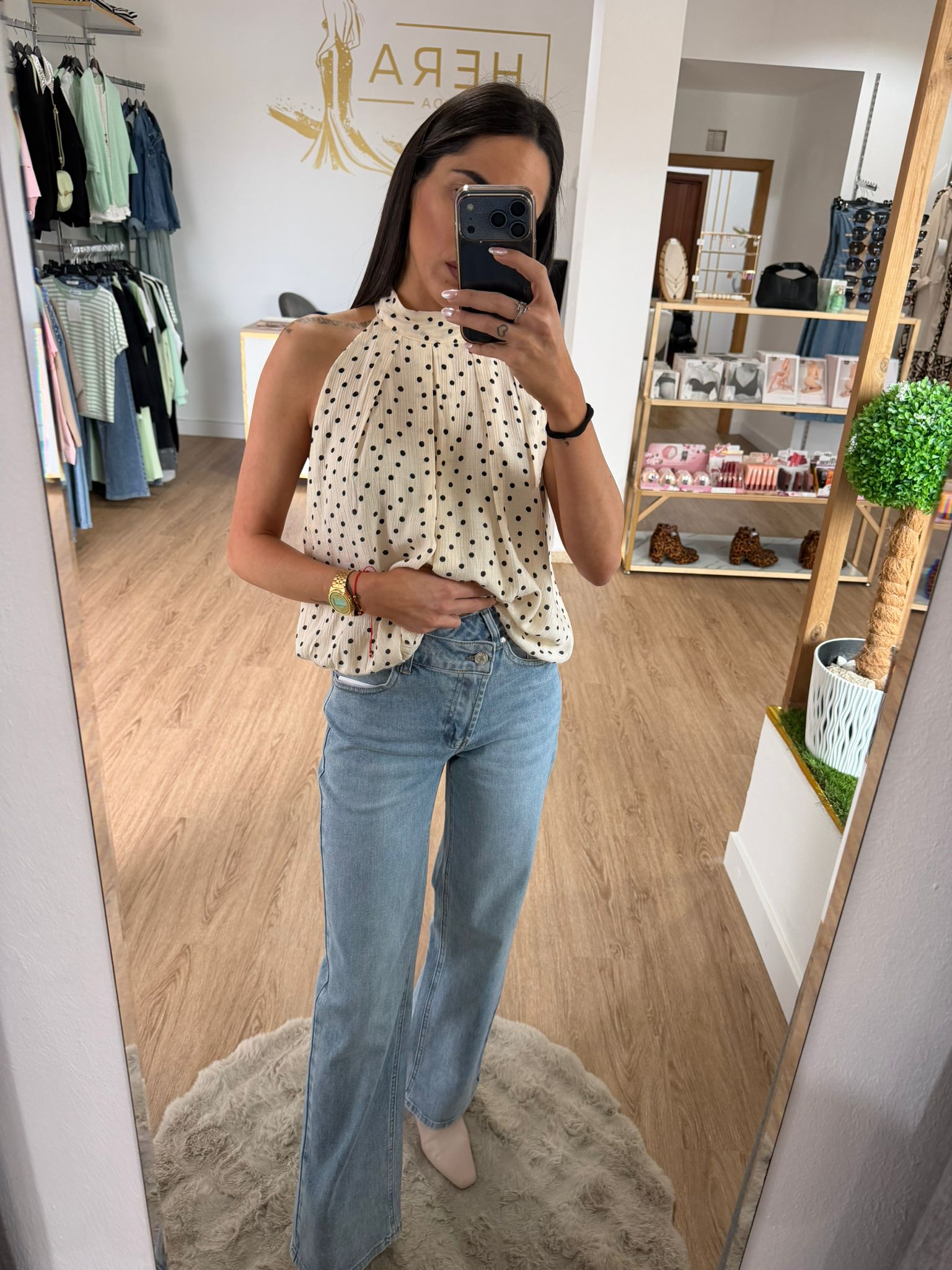 Vaqueros Rectos con Cintura Cruzada Asimétrica – Denim de Tendencia