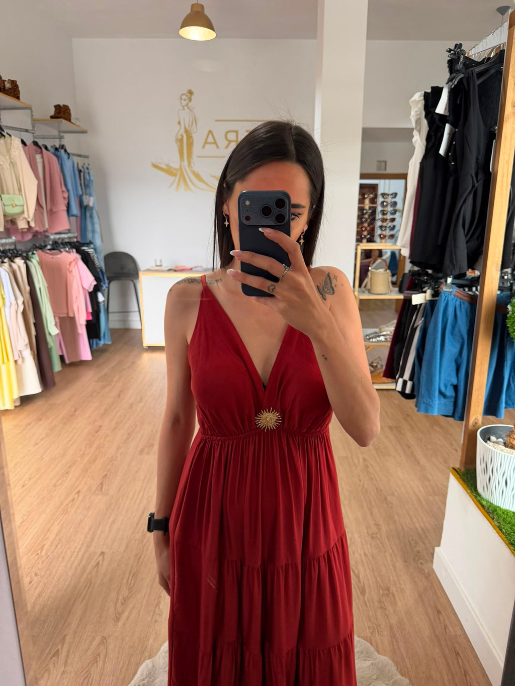 Vestido largo boho con broche sol dorado / Vestido maxi con volantes y escote v
