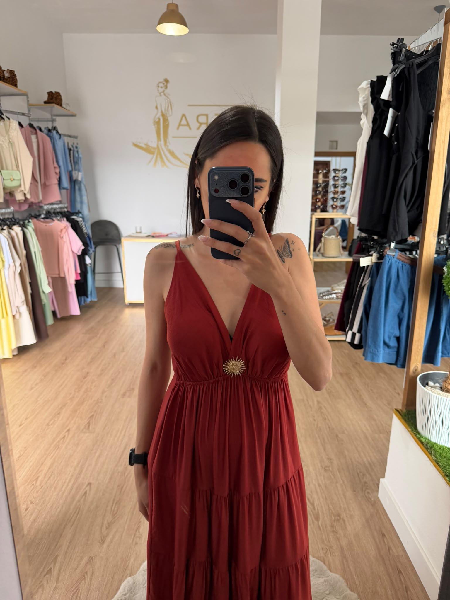 Vestido largo boho con broche sol dorado / Vestido maxi con volantes y escote v