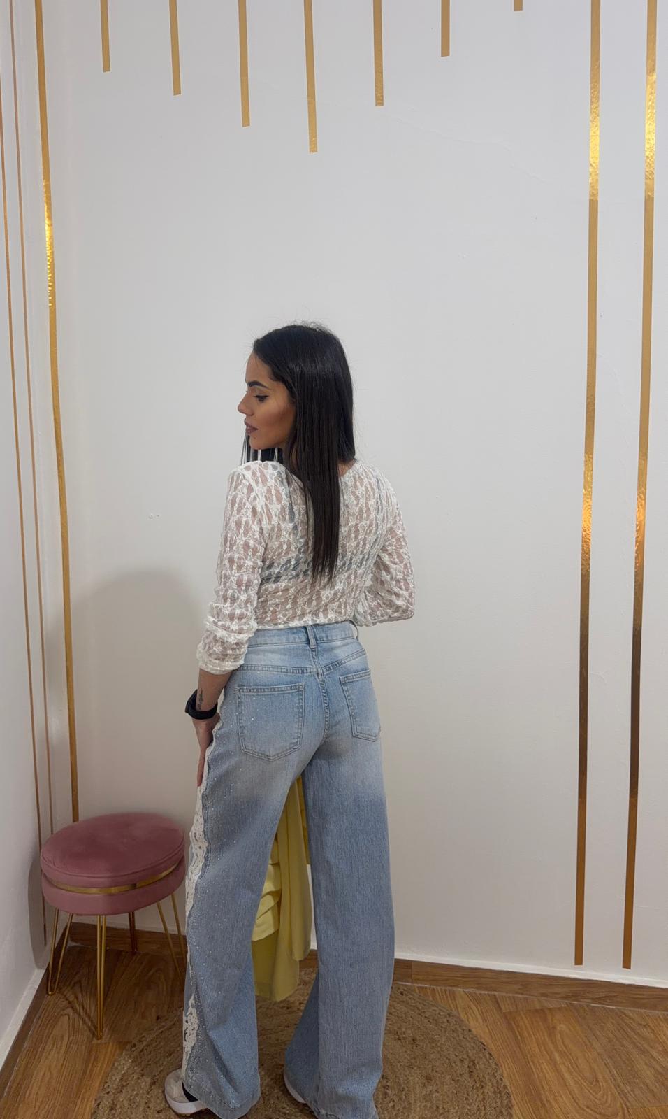 Denim con Bordados Florales y Detalles de Brillo – Edición Especial