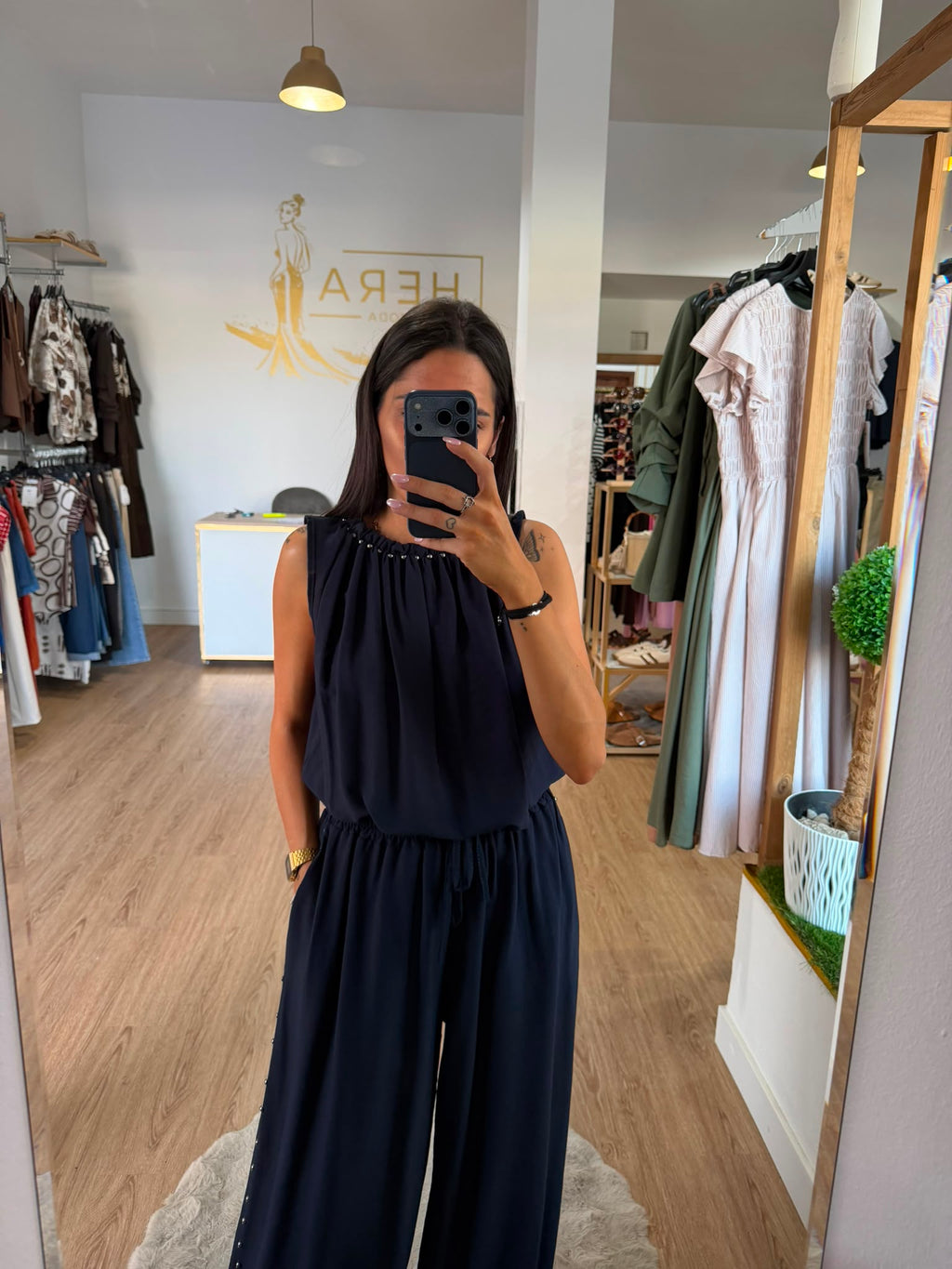 Conjunto dos piezas blusa cuello tachuelas y pantalón bombacho / Set fluido y elegante
