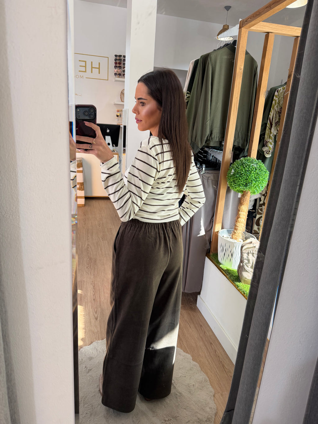 Pantalón Fluido de Pierna Ancha con Costura central y Cintura Elástica