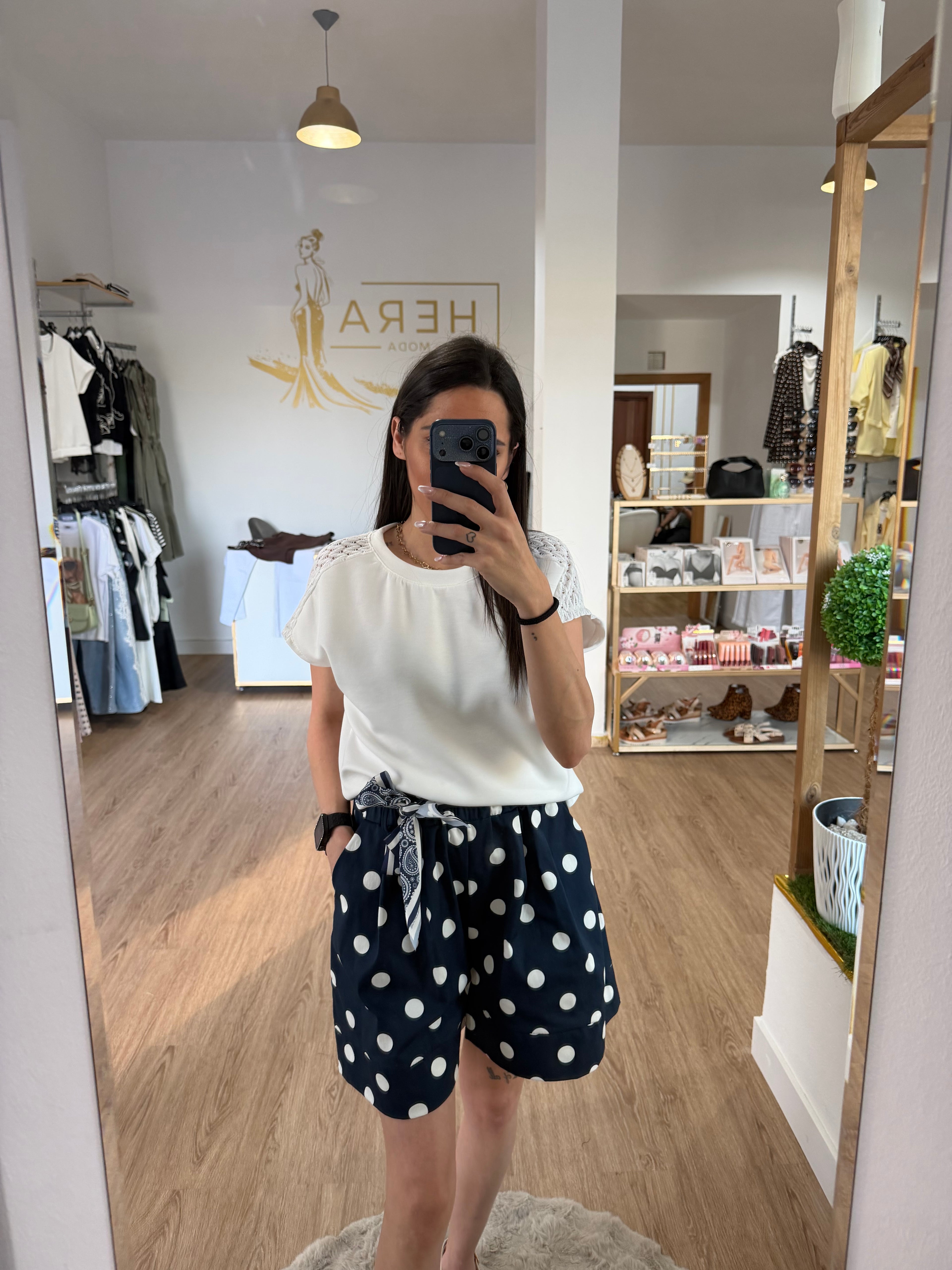 Camiseta Beige para Mujer con Detalles Calados en el Hombro