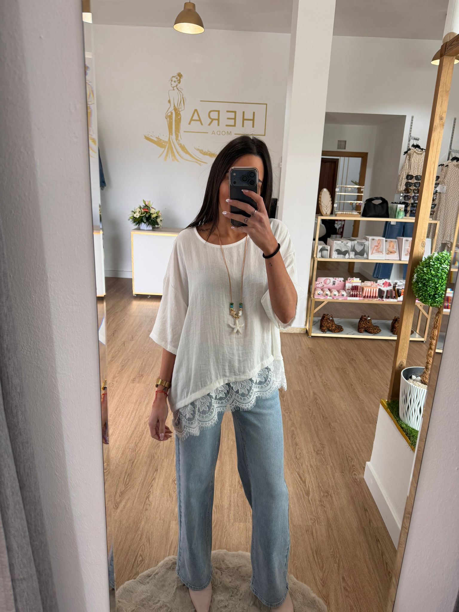 Blusa Fluida con Bajo de Encaje Asimétrico - Estilo Romántico Chic