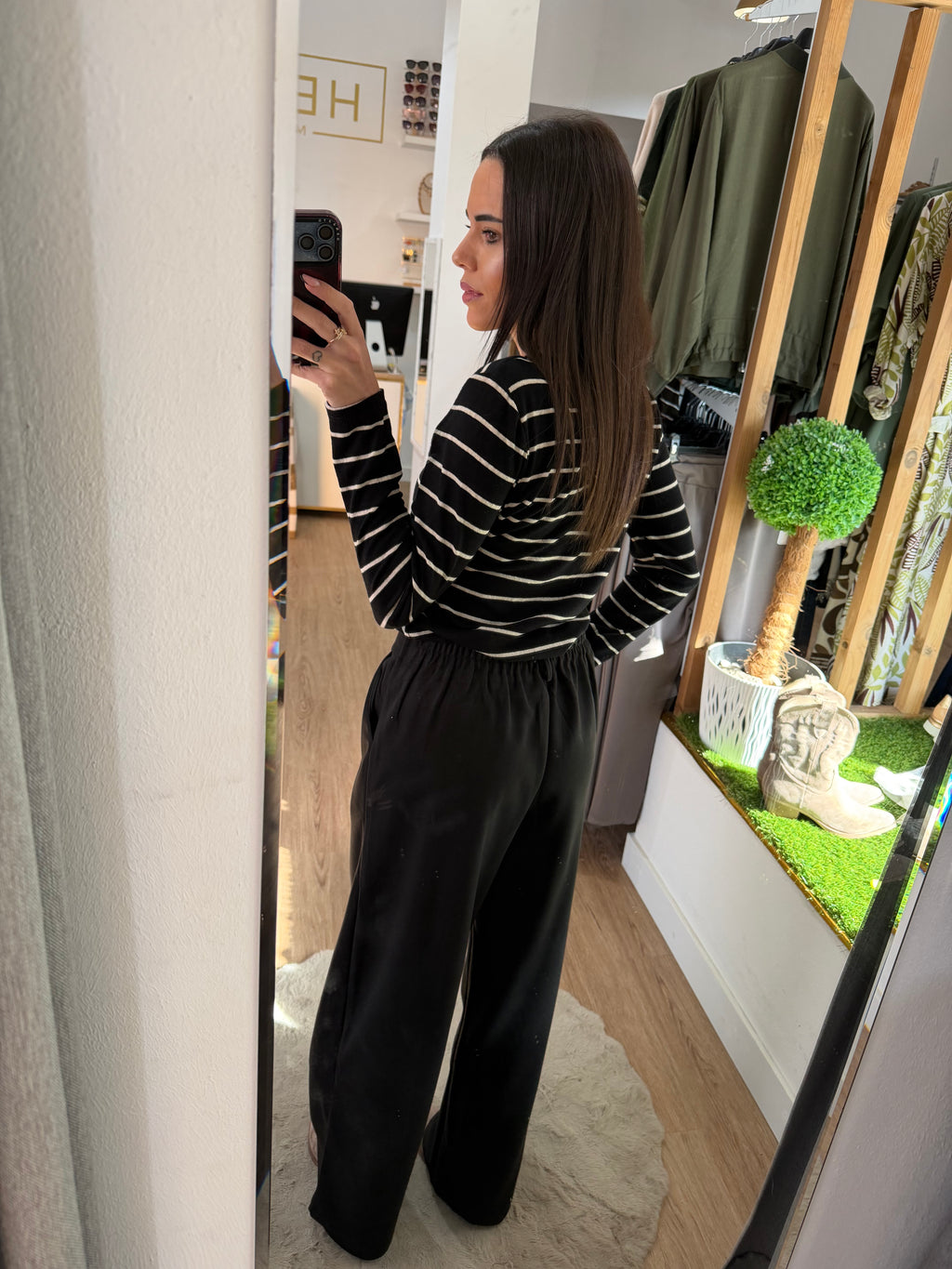 Pantalón Fluido de Pierna Ancha con Costura central y Cintura Elástica