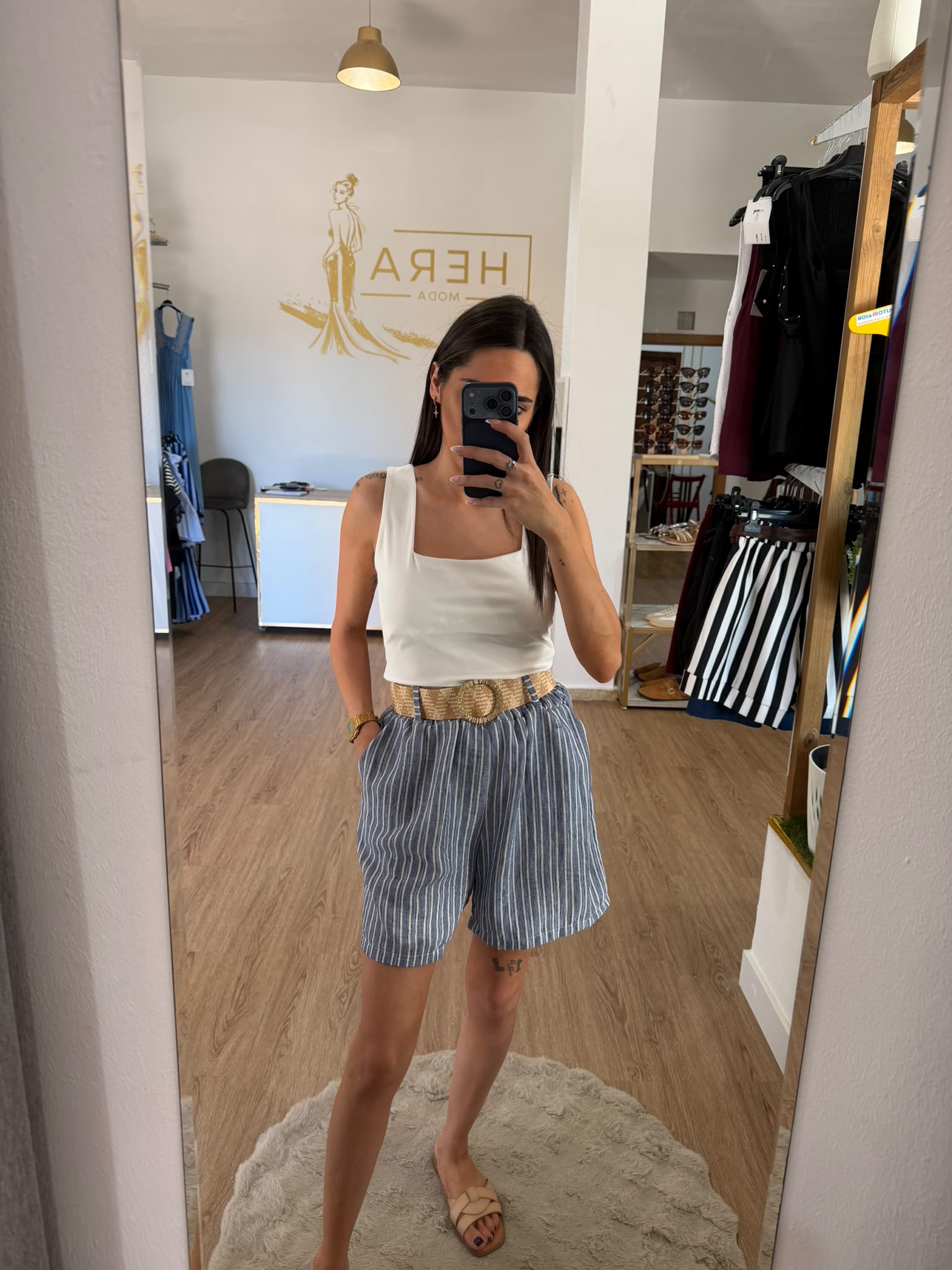 Short Bermuda Fluido de Rayas Con Cinturón de Rafia / Pantalón Corto Tiro Alto Textura Lino