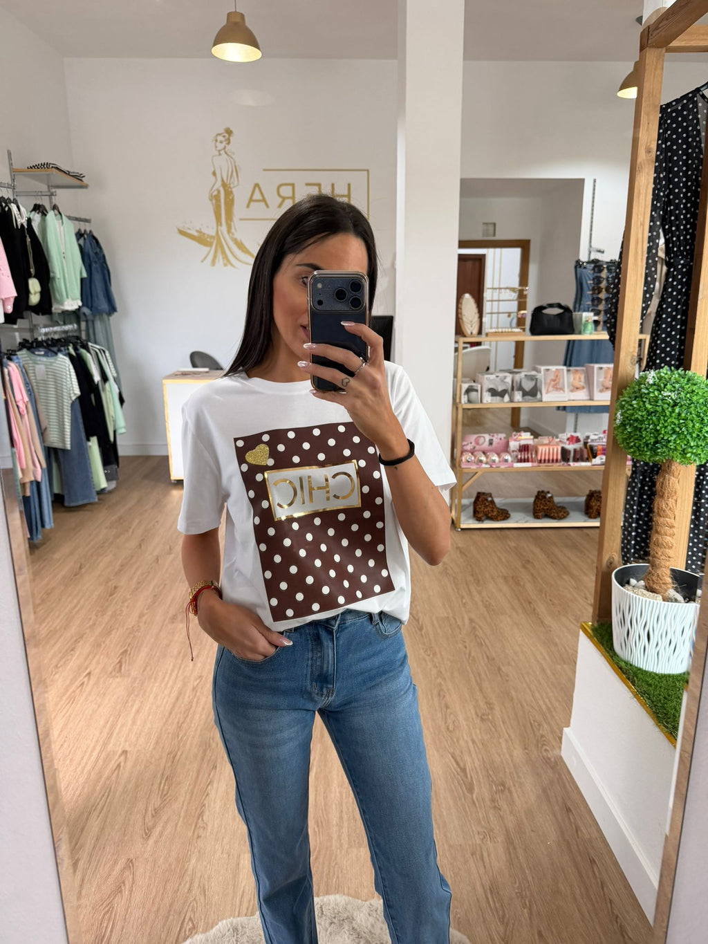 Camiseta Blanca "CHIC" con Estampado de Lunares y Detalles Dorados