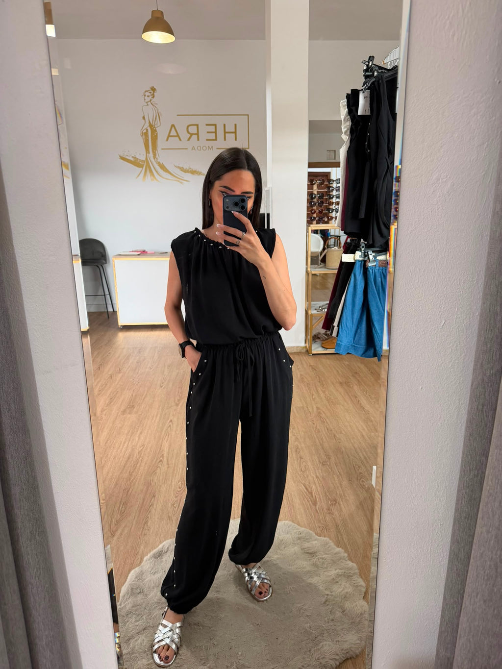 Conjunto dos piezas blusa cuello tachuelas y pantalón bombacho / Set fluido y elegante