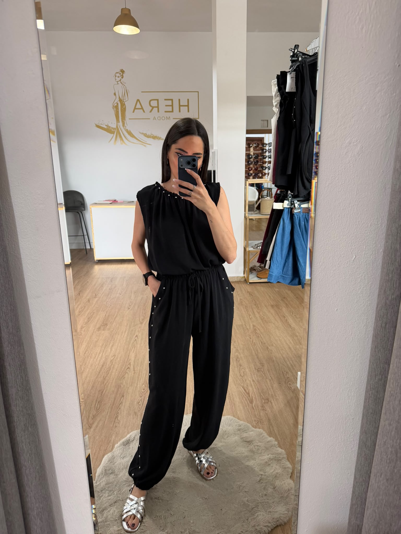 Conjunto dos piezas blusa cuello tachuelas y pantalón bombacho / Set fluido y elegante