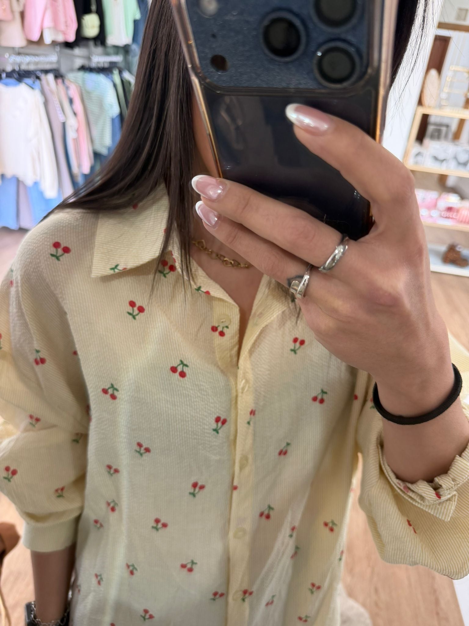 Blusa Oversize Amarilla con Estampado de cerezas y textura plumeti