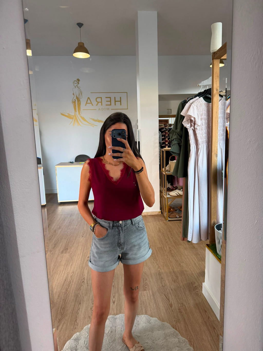 Top lencero sin mangas con detalle de encaje en escote y hombros / Camisetas elegantes