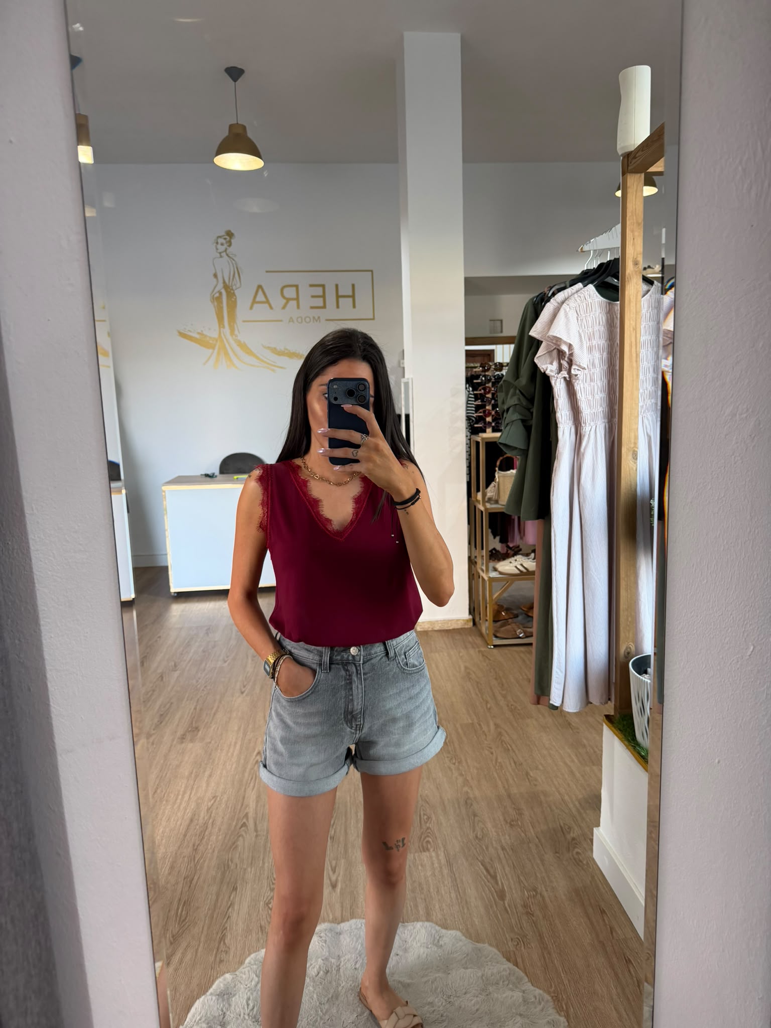 Top lencero sin mangas con detalle de encaje en escote y hombros / Camisetas elegantes