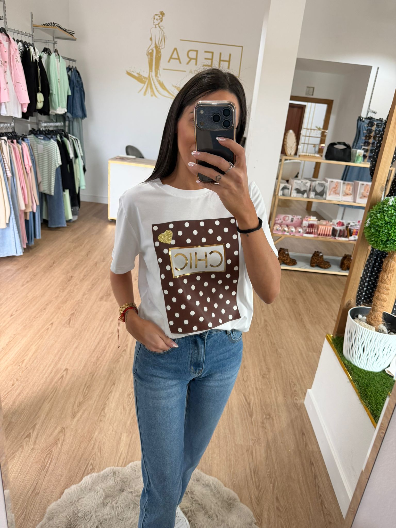 Camiseta Blanca "CHIC" con Estampado de Lunares y Detalles Dorados