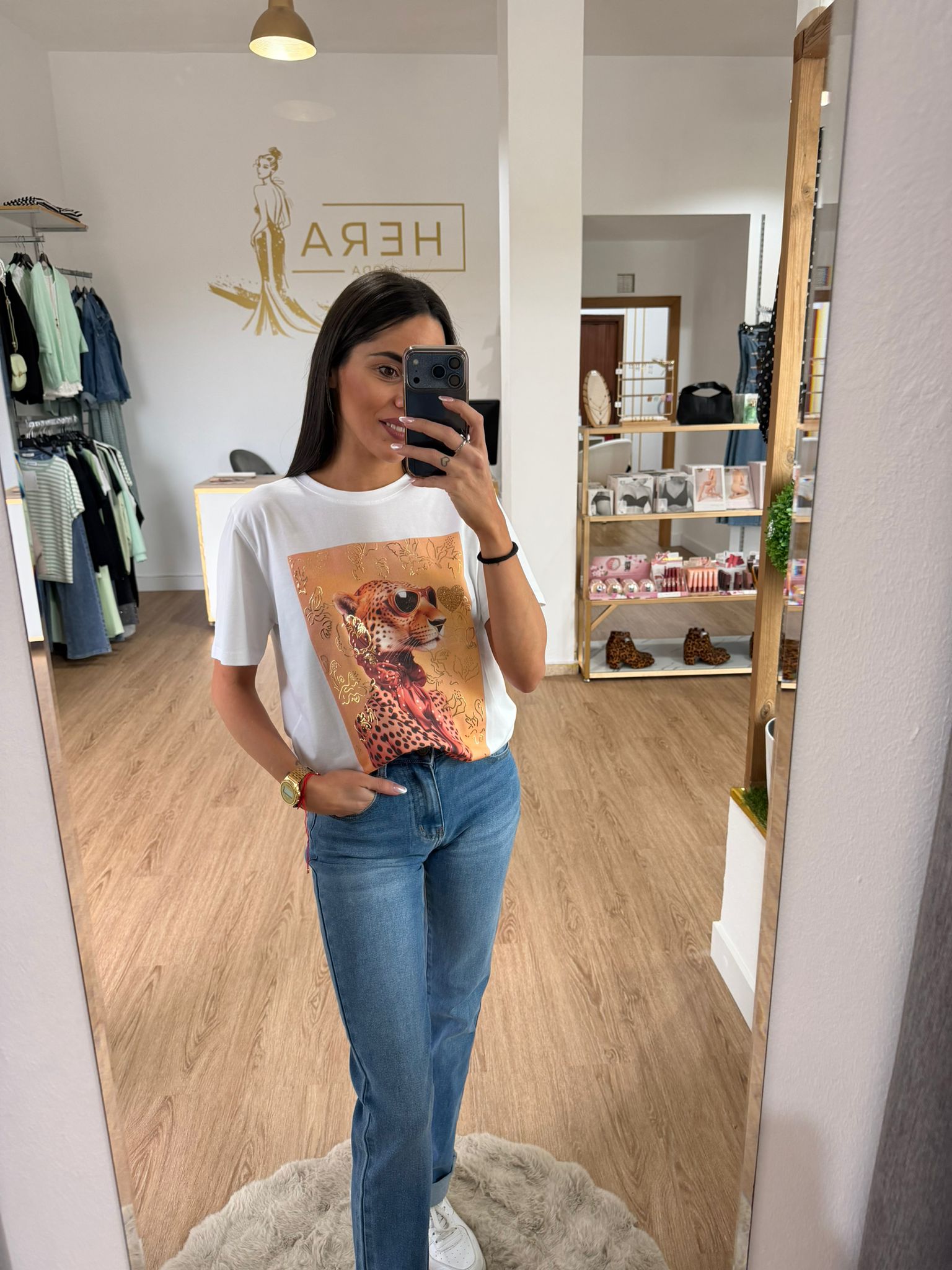 Camiseta Algodón "Chic Leopard" – Diseño Gráfico con Detalles Dorados