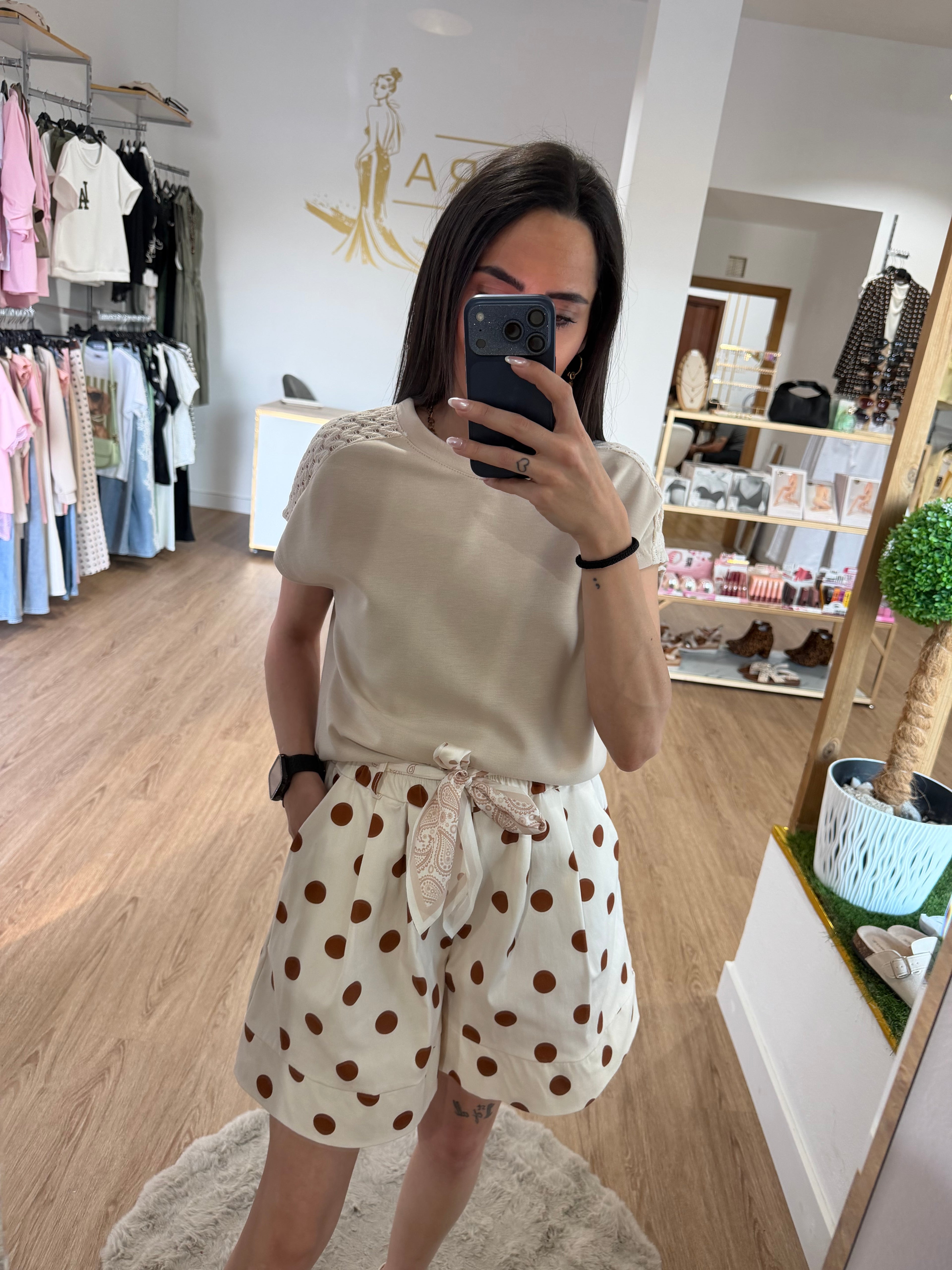 Camiseta Beige para Mujer con Detalles Calados en el Hombro
