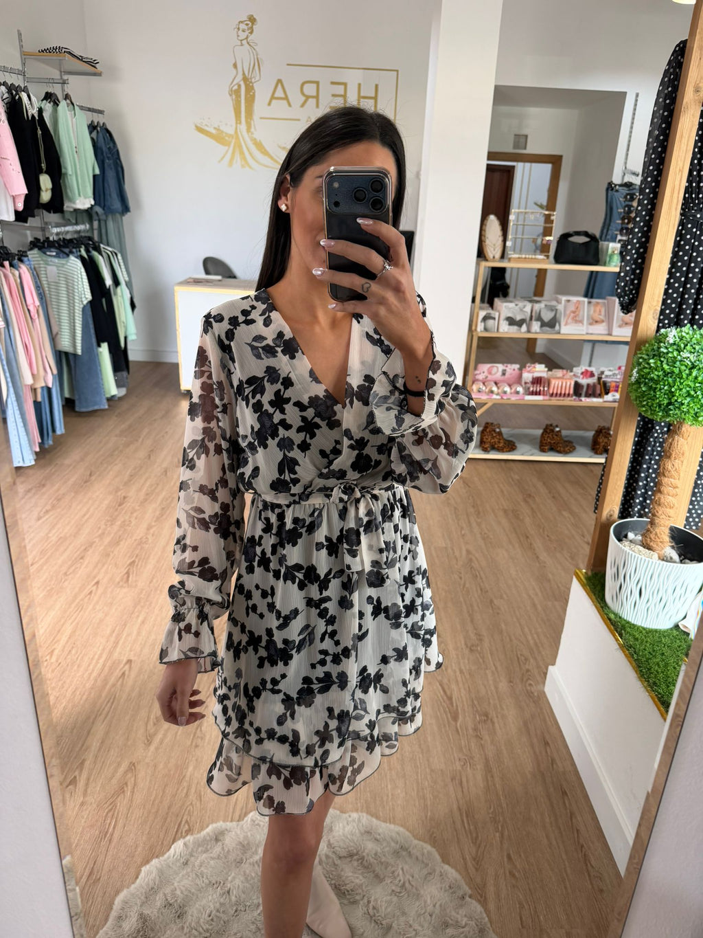 Vestido Corto Cruzado con Estampado Floral y Volantes - Romanticismo en Blanco y Negro