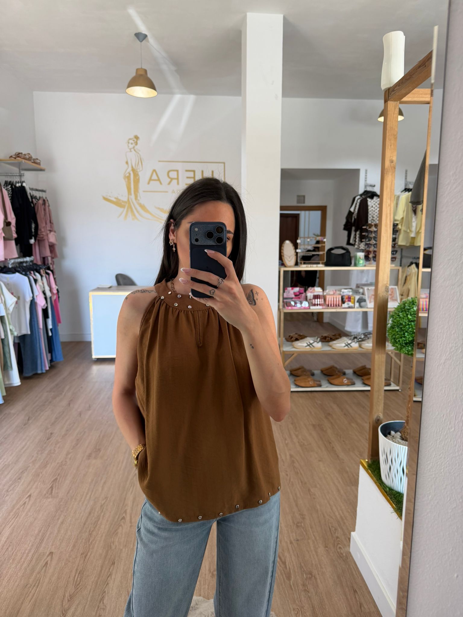 Top Fluido Halter con Tachuelas / Blusa Sofisticada sin mangas