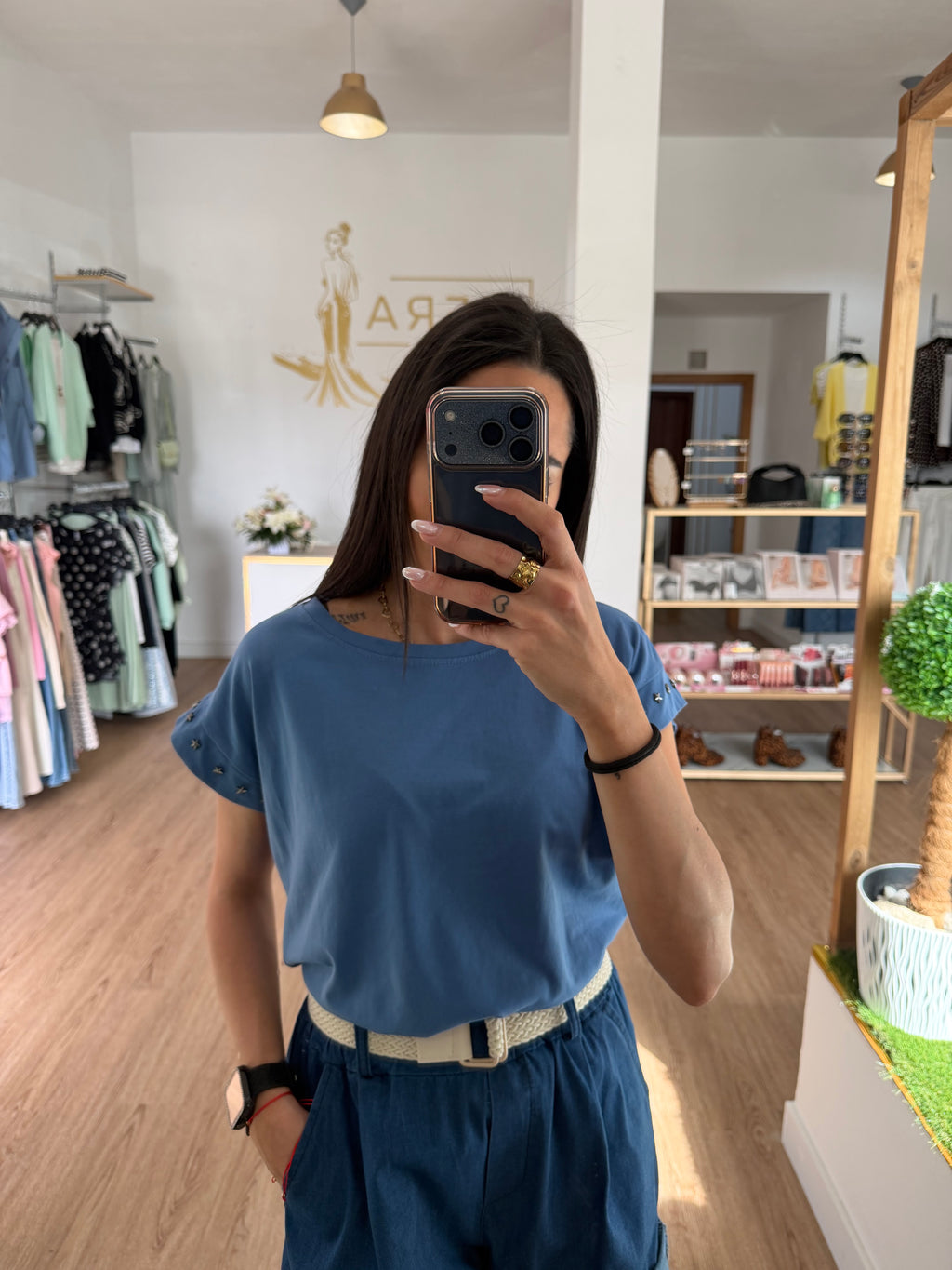 Camiseta Básica con Detalle de Estrellas Metálicas en la Manga