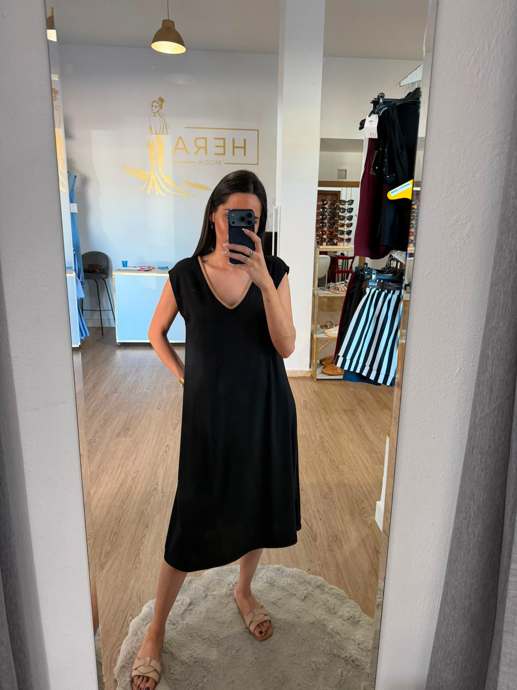 Vestido Midi Fluido con Escote en Pico / Vestido recto