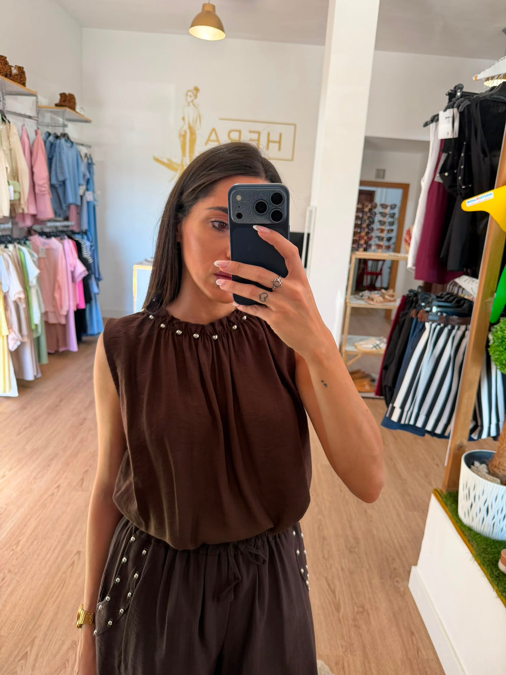 Blusa Fluida Sin Mangas Con Tachuelas en el Cuello / Top Elevado con Cuello Fruncido