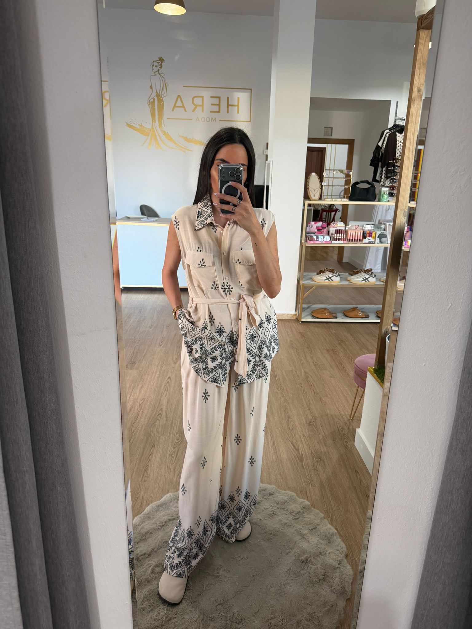 Conjunto de dos Piezas Estampado / Chaleco Camisero Largo y Pantalón Fluido
