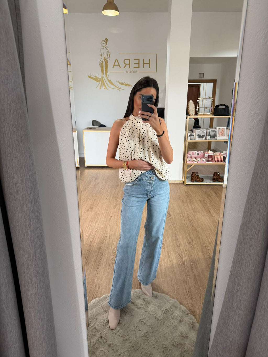 Vaqueros Rectos con Cintura Cruzada Asimétrica – Denim de Tendencia