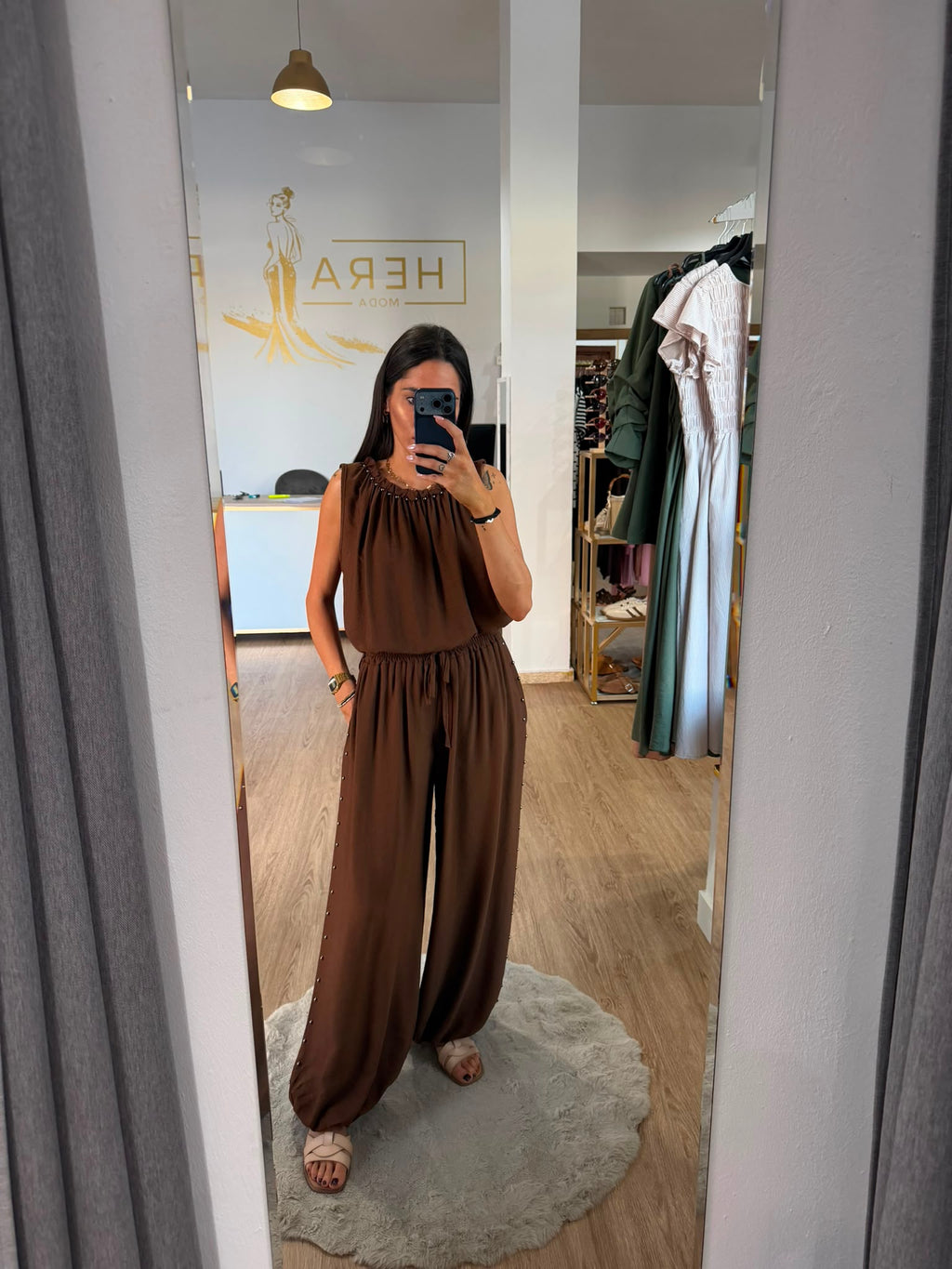 Conjunto dos piezas blusa cuello tachuelas y pantalón bombacho / Set fluido y elegante