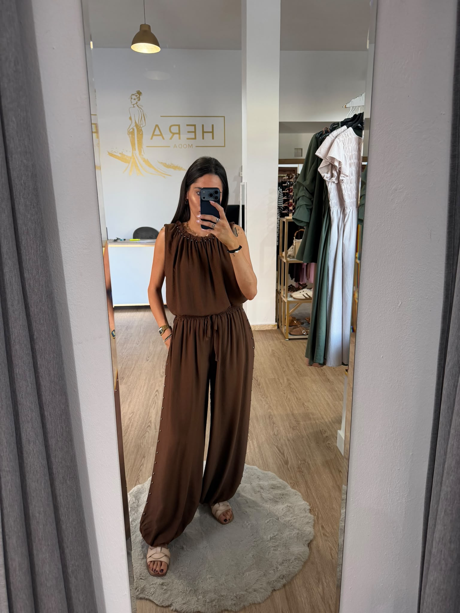 Conjunto dos piezas blusa cuello tachuelas y pantalón bombacho / Set fluido y elegante