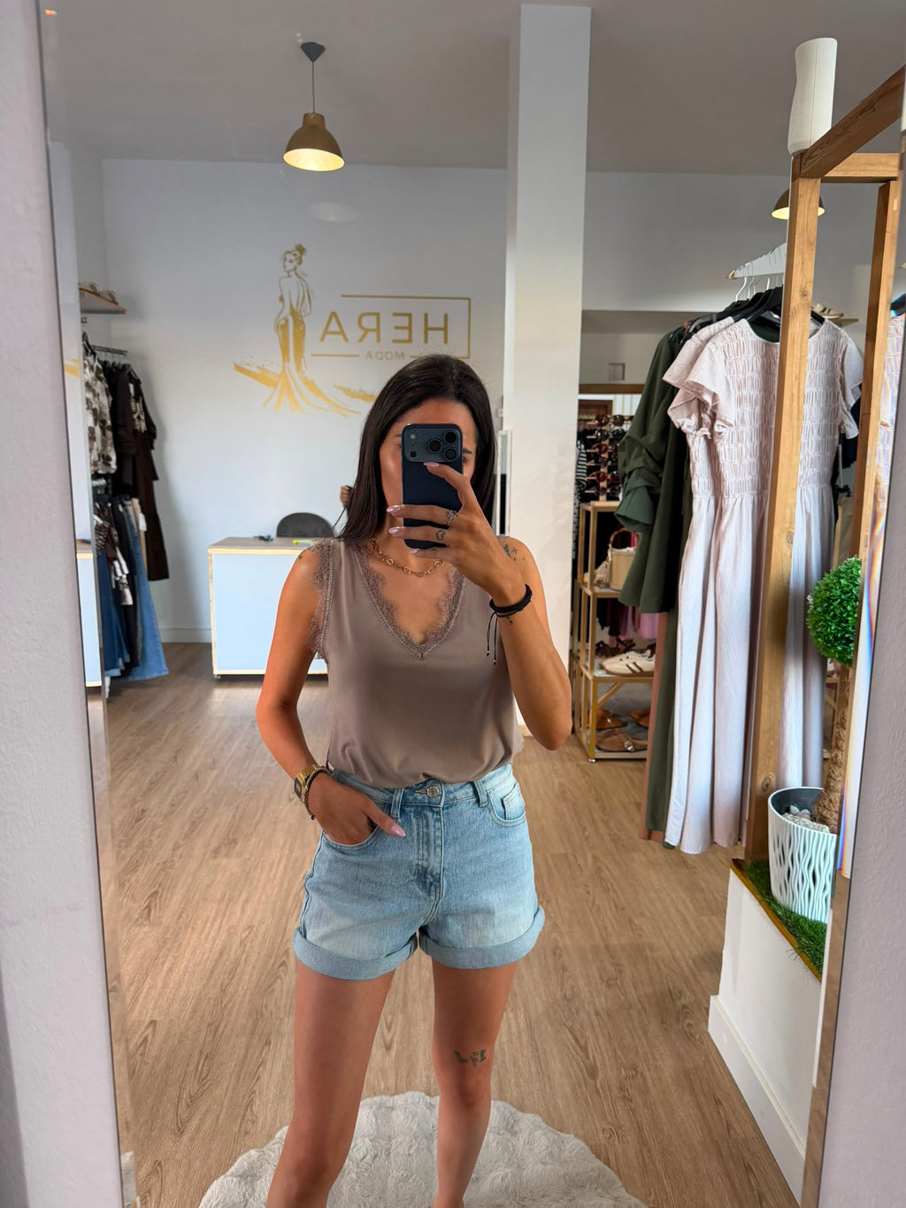 Top lencero sin mangas con detalle de encaje en escote y hombros / Camisetas elegantes