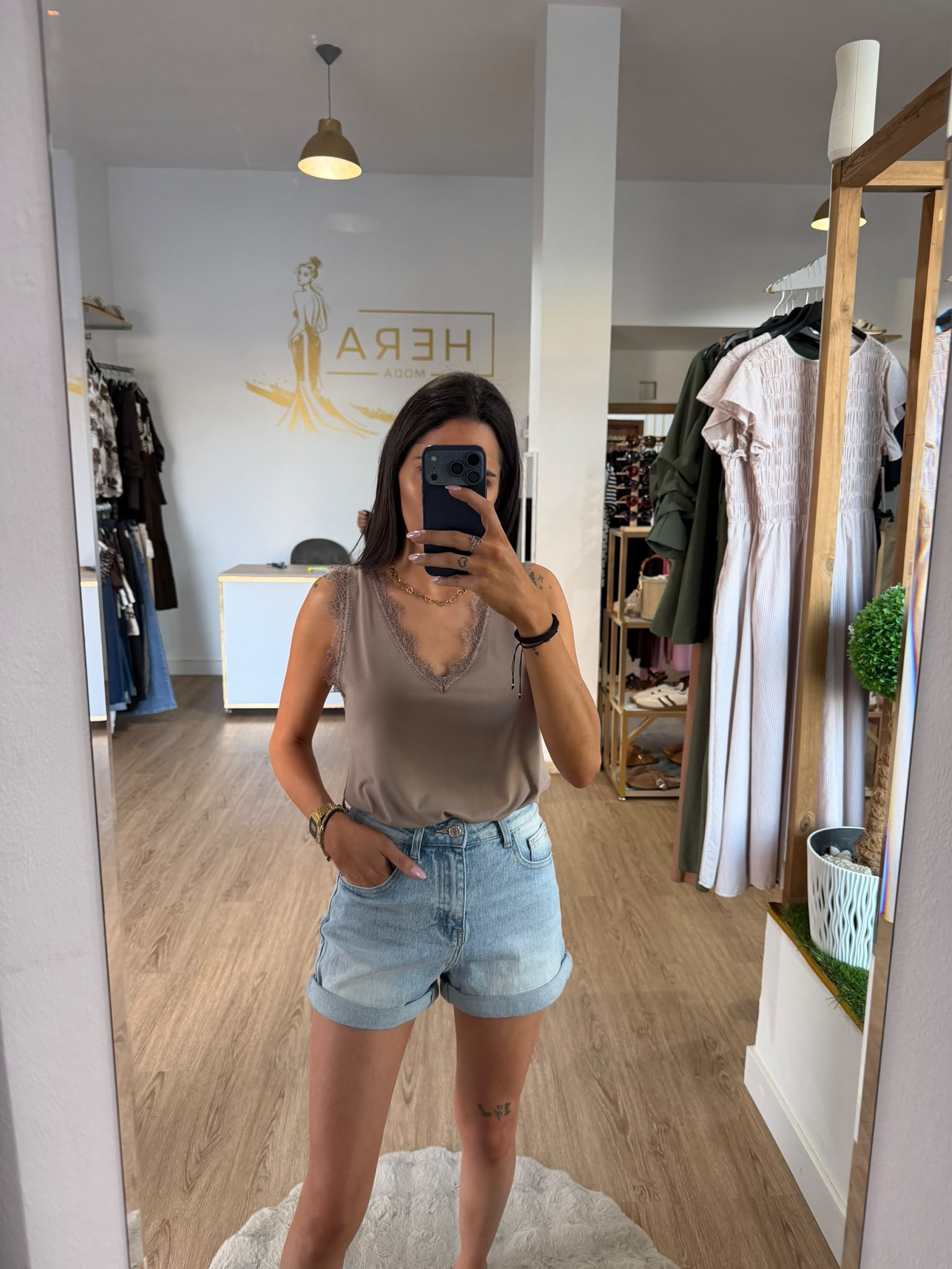 Top lencero sin mangas con detalle de encaje en escote y hombros / Camisetas elegantes