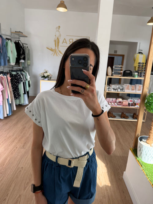 Camiseta Básica con Detalle de Estrellas Metálicas en la Manga