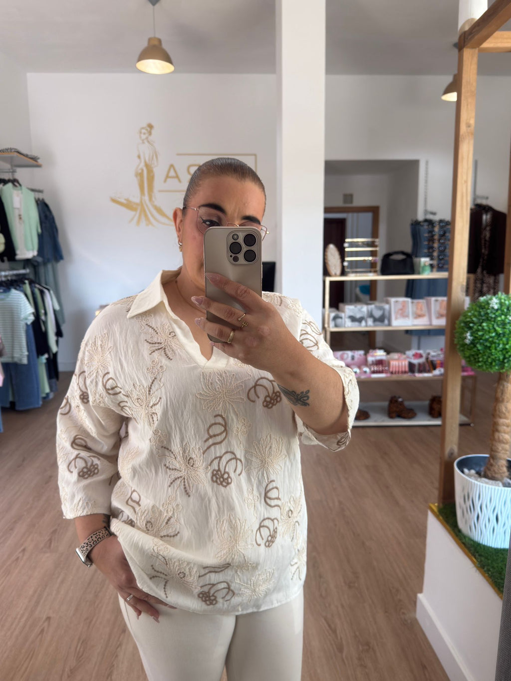 Blusa estilo boho  con bordado floral / Varios colores
