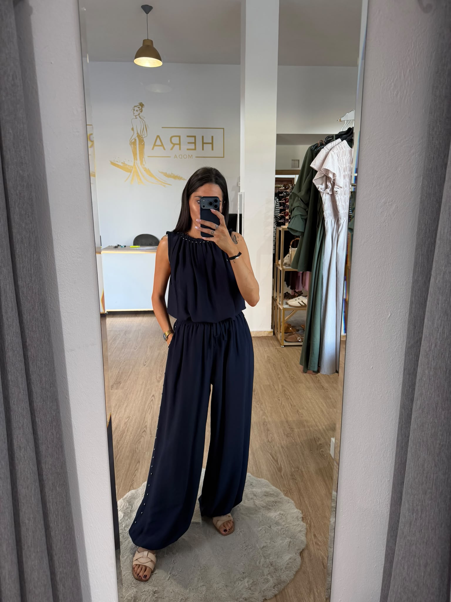 Conjunto dos piezas blusa cuello tachuelas y pantalón bombacho / Set fluido y elegante