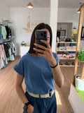 Camiseta Básica con Detalle de Estrellas Metálicas en la Manga