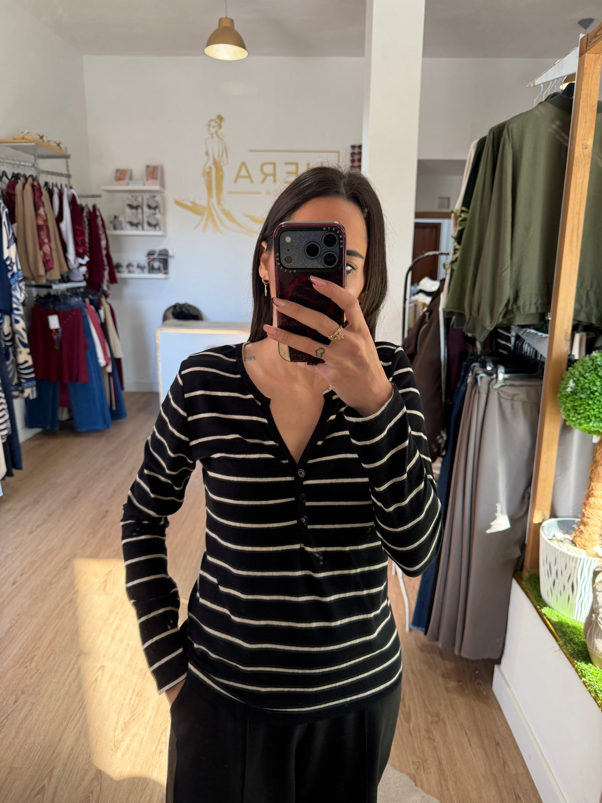Camiseta de Punto Fino a Rayas con Escote en v y Botones