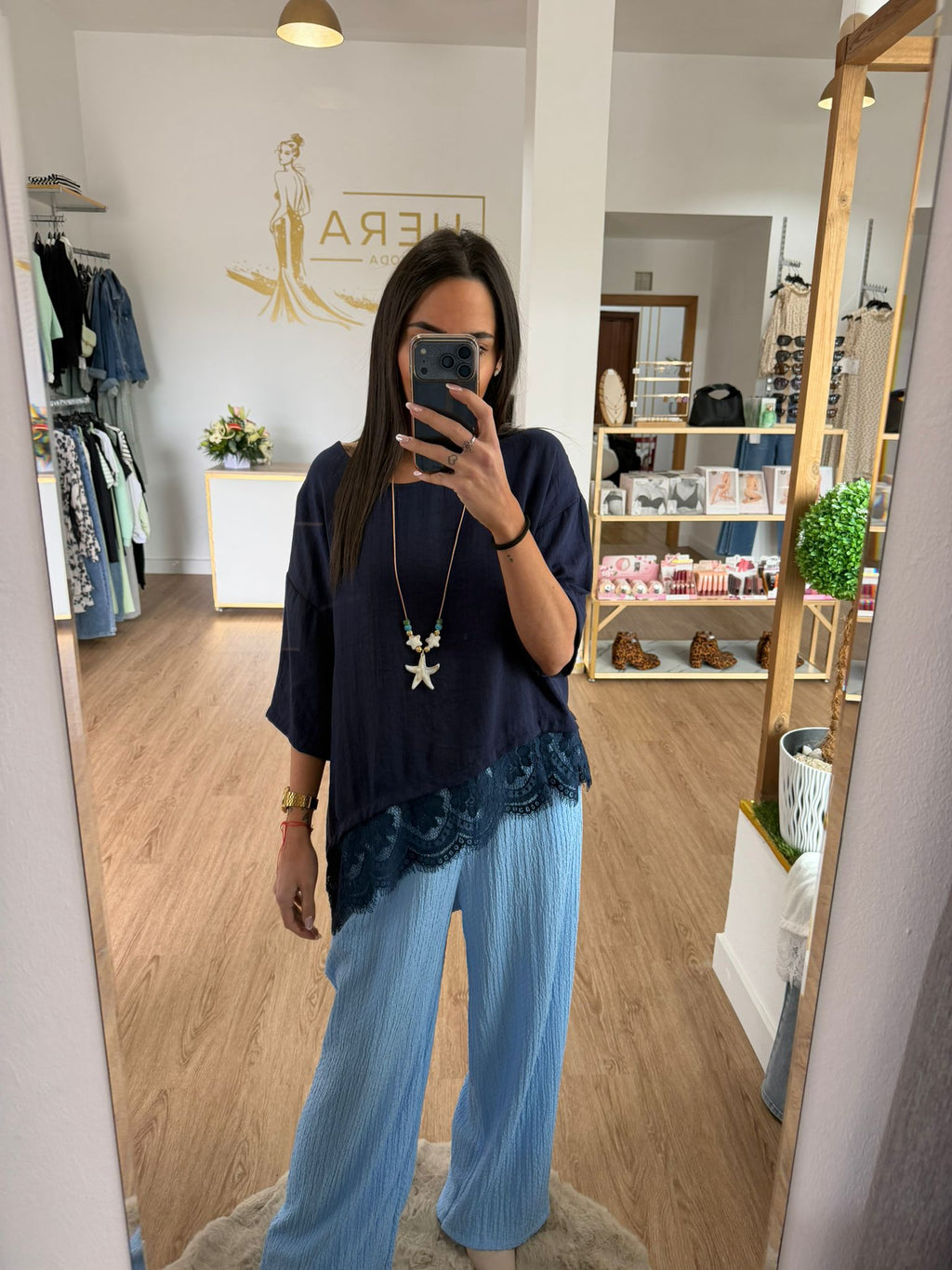 Blusa Fluida con Bajo de Encaje Asimétrico - Estilo Romántico Chic