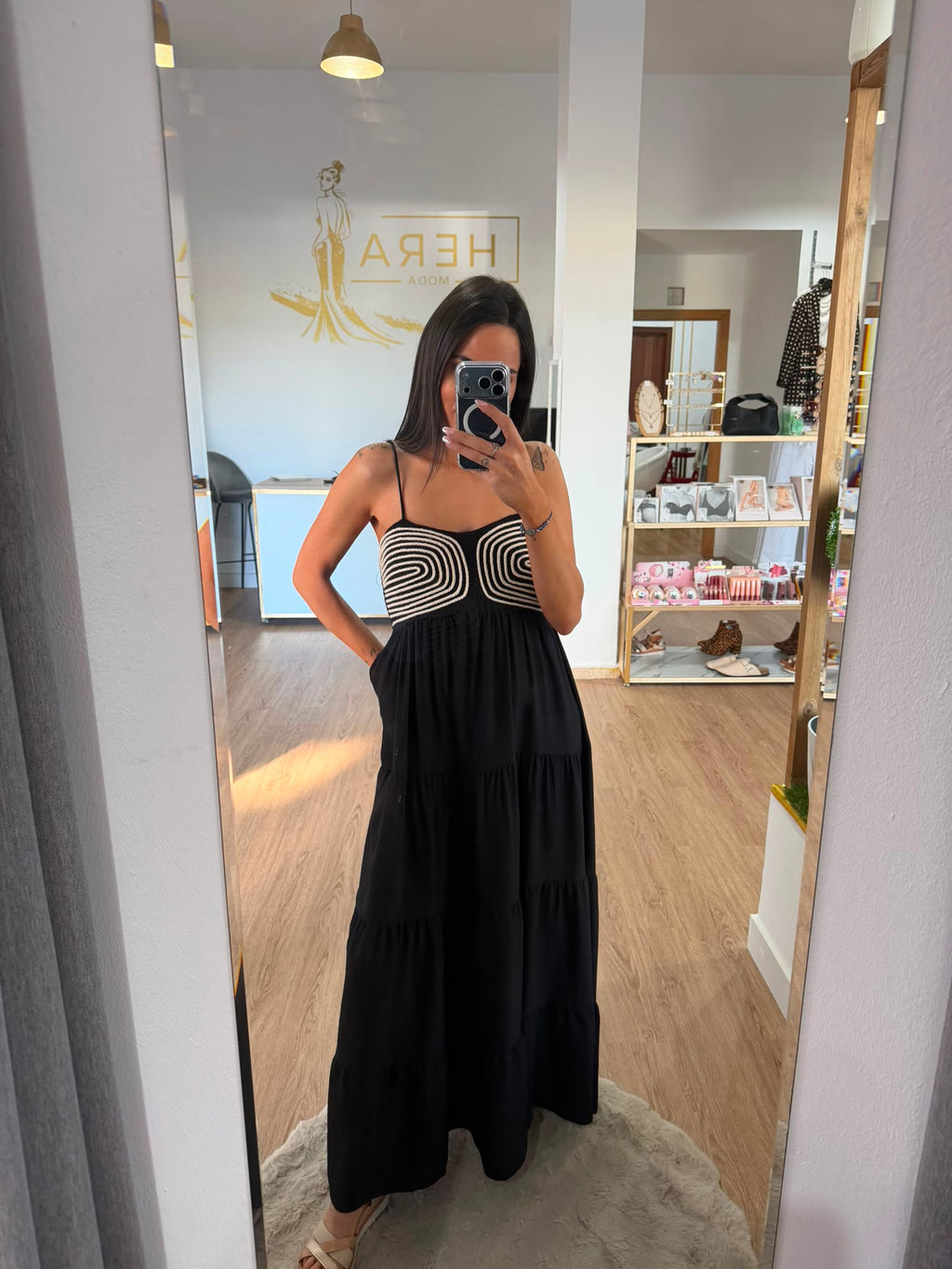 Vestido Largo de Tirantes con Cuerpo de Crochet y Falda con Vuelo