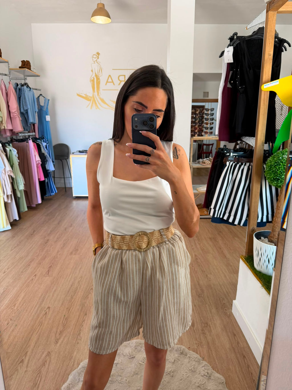 Short Bermuda Fluido de Rayas Con Cinturón de Rafia / Pantalón Corto Tiro Alto Textura Lino