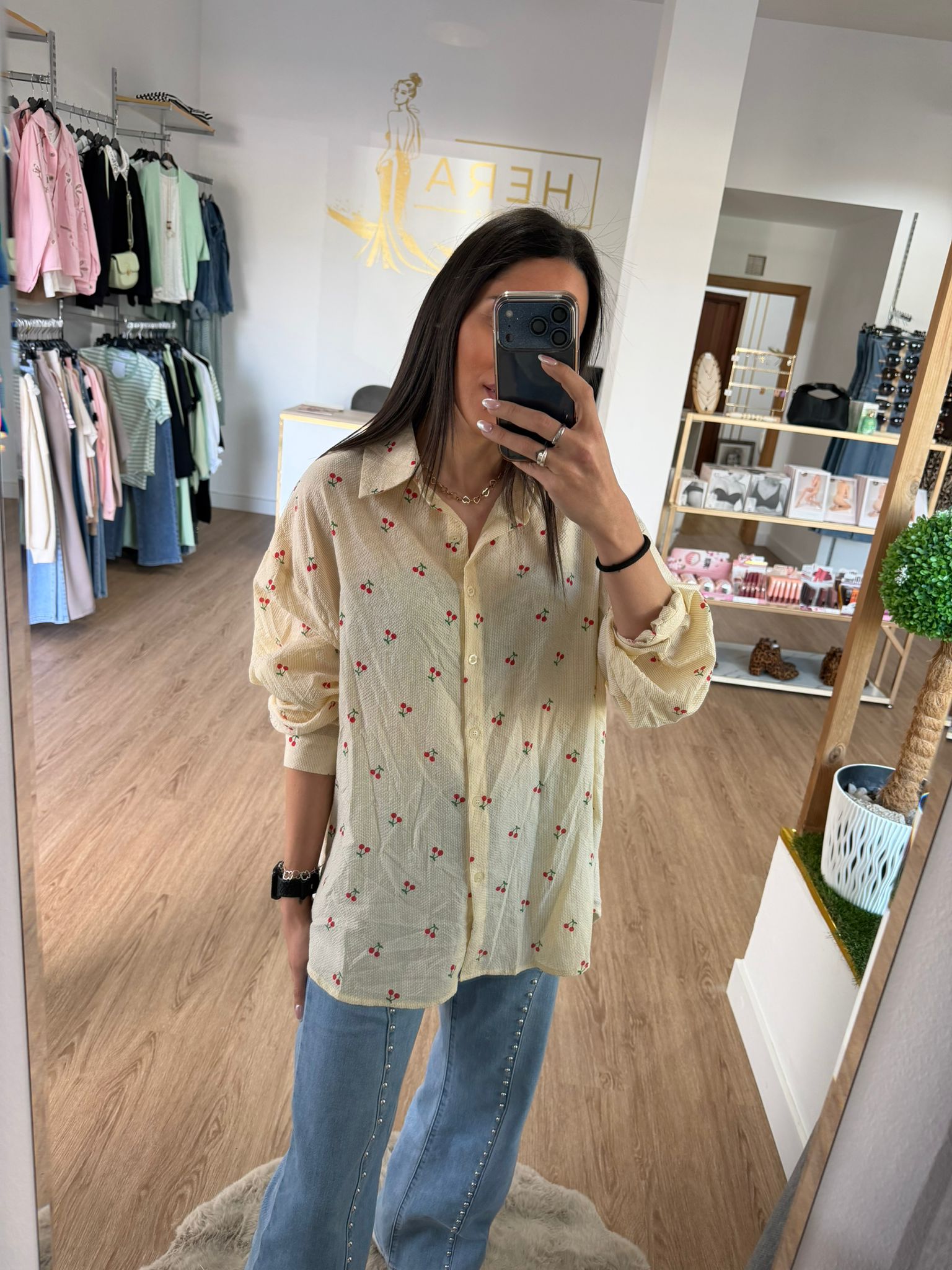 Blusa Oversize Amarilla con Estampado de cerezas y textura plumeti