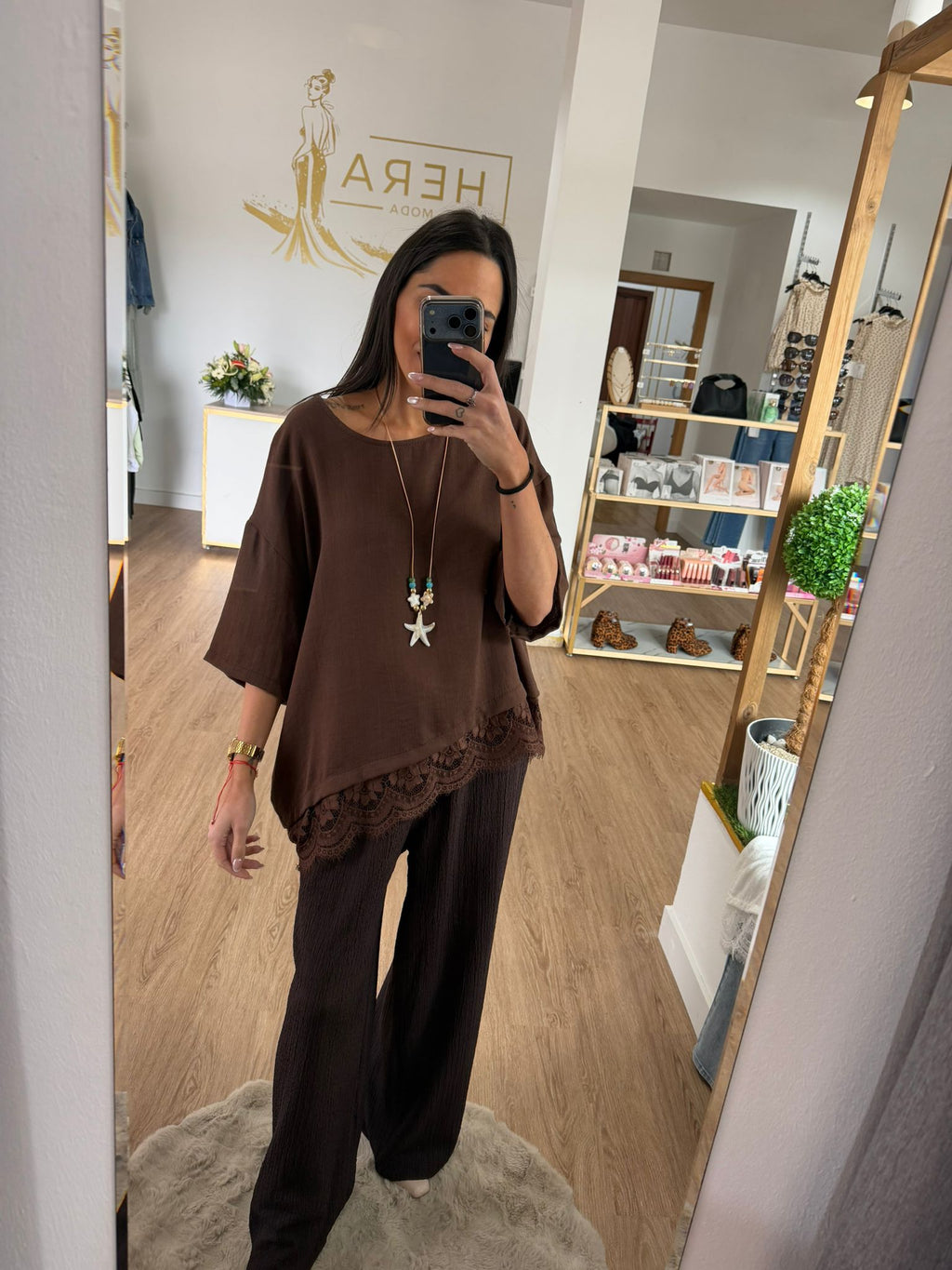 Blusa Fluida con Bajo de Encaje Asimétrico - Estilo Romántico Chic