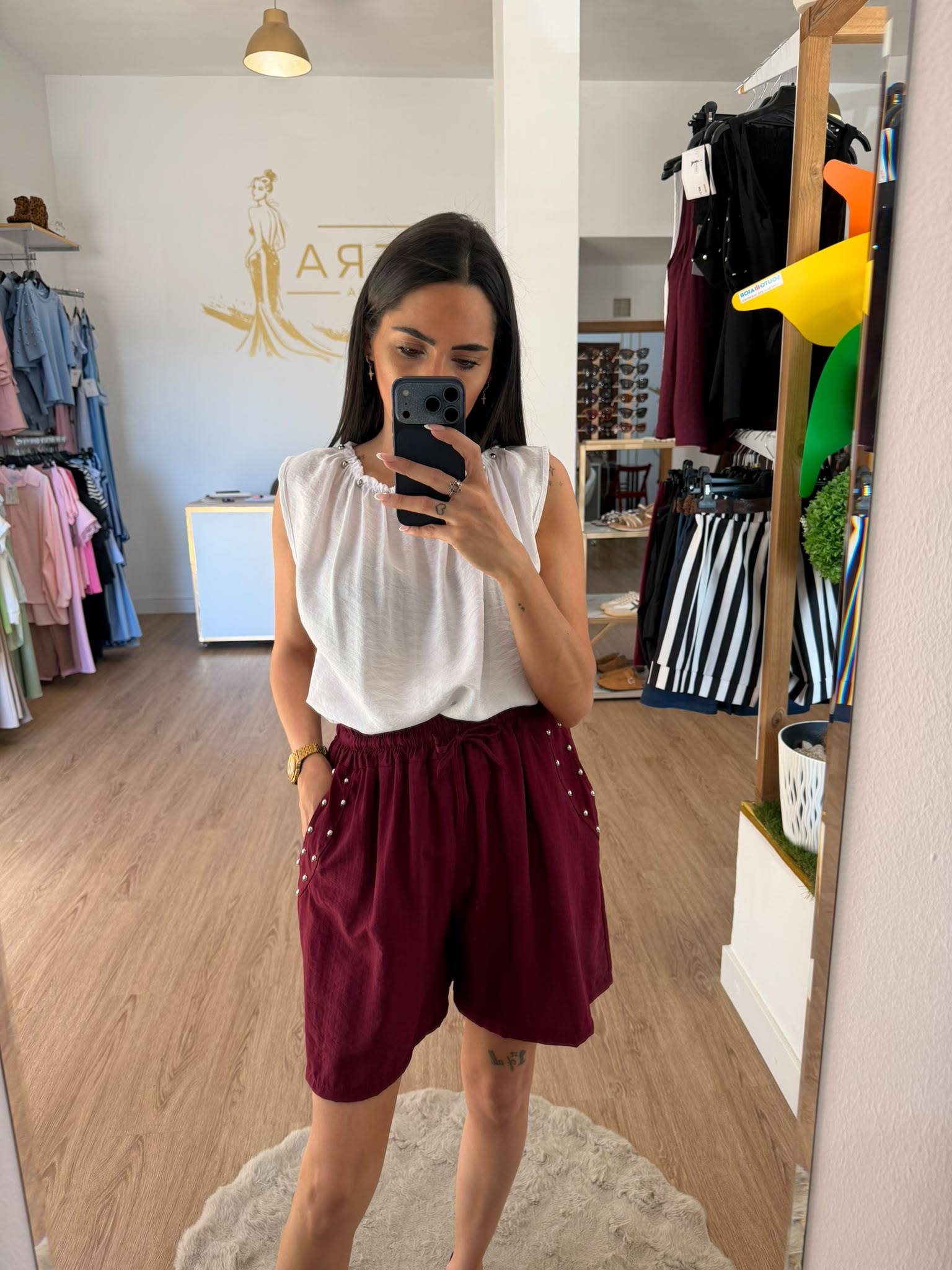 Blusa Fluida Sin Mangas Con Tachuelas en el Cuello / Top Elevado con Cuello Fruncido