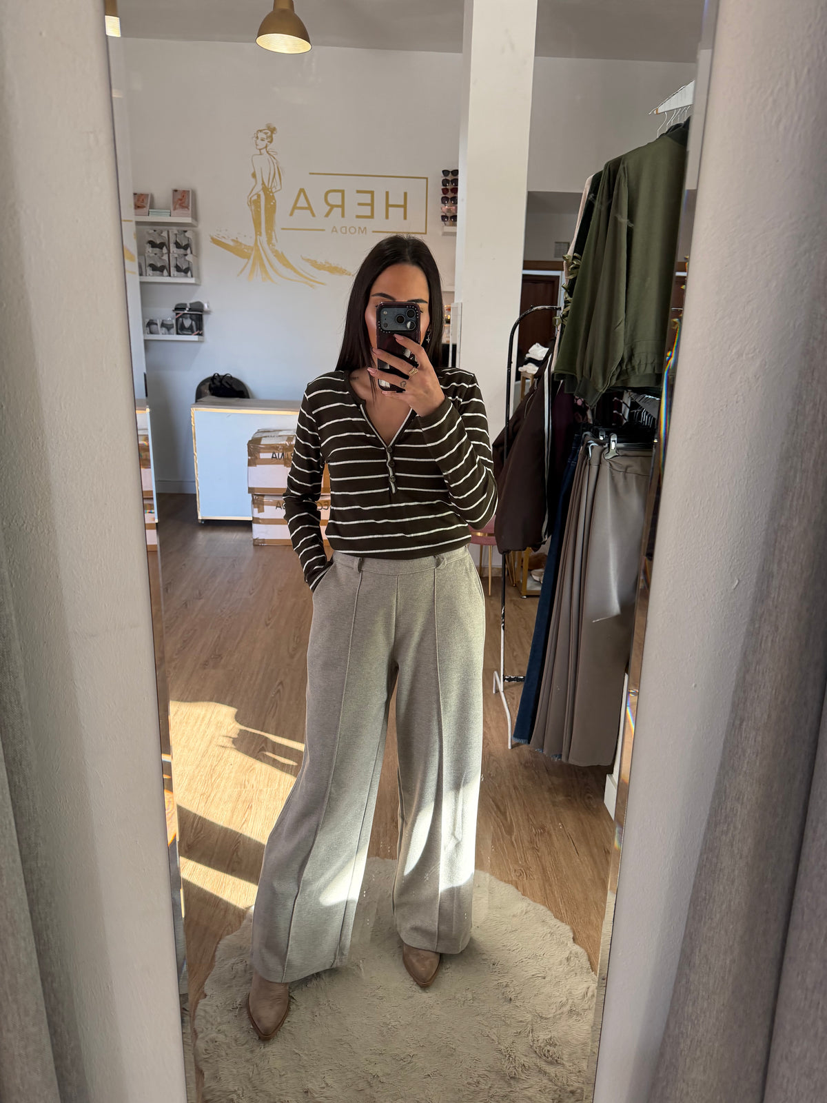 Pantalón Fluido de Pierna Ancha con Costura central y Cintura Elástica