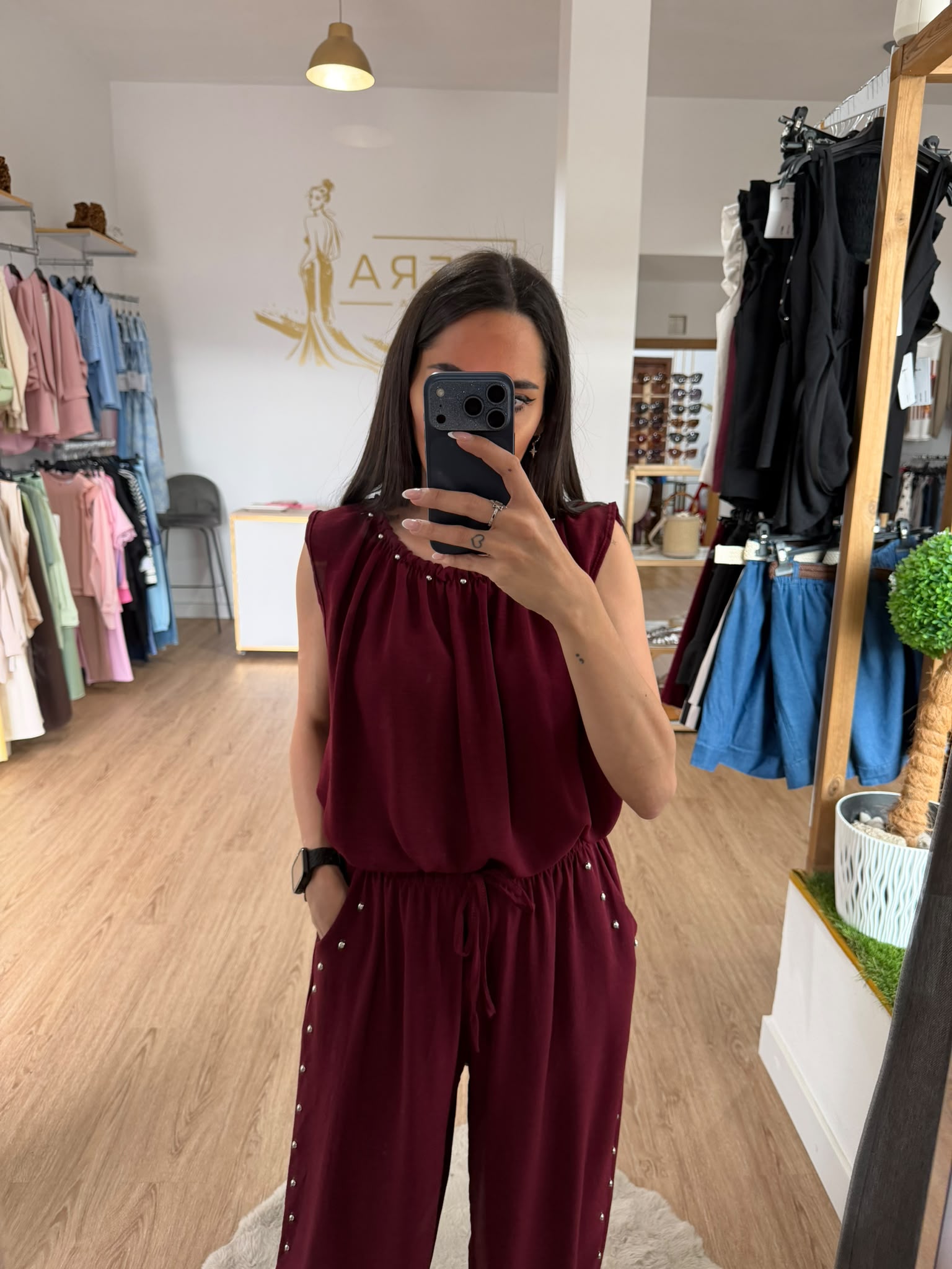Conjunto dos piezas blusa cuello tachuelas y pantalón bombacho / Set fluido y elegante