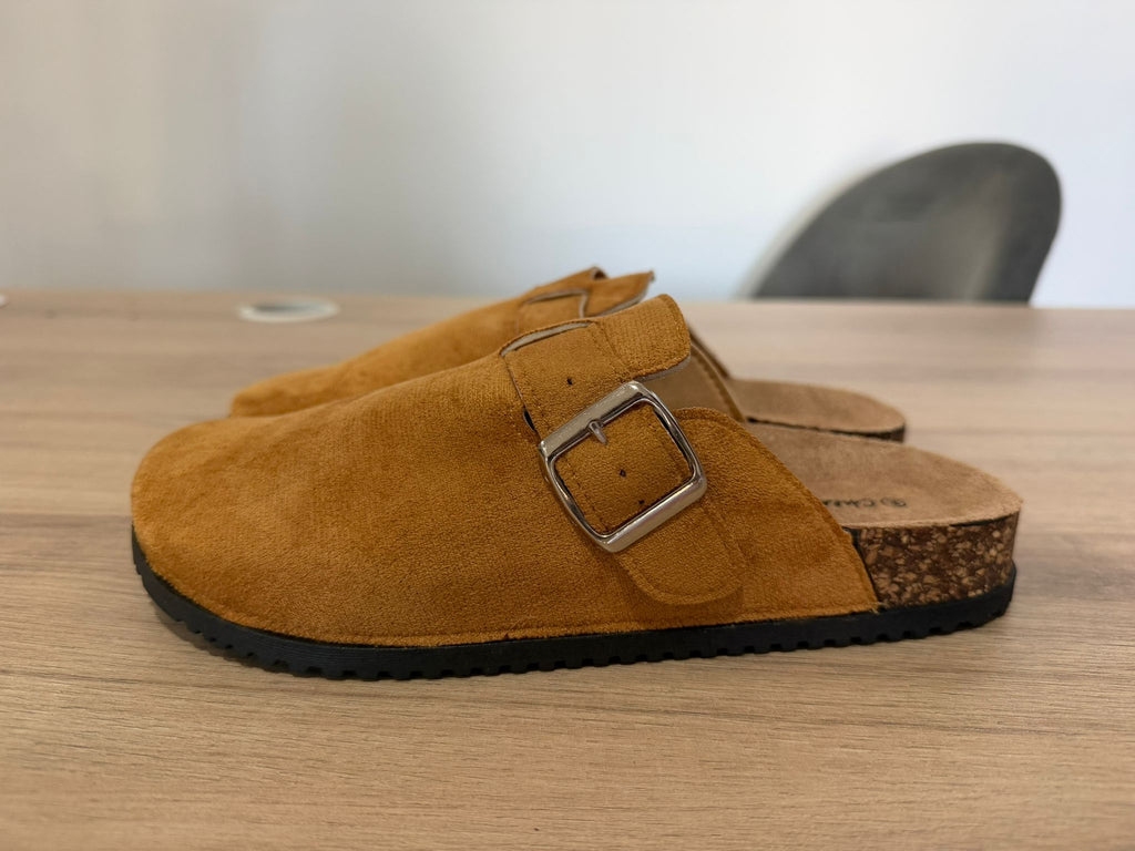 Zuecos de Antelina Camel con Hebilla / Mules Planos Suela de Corcho