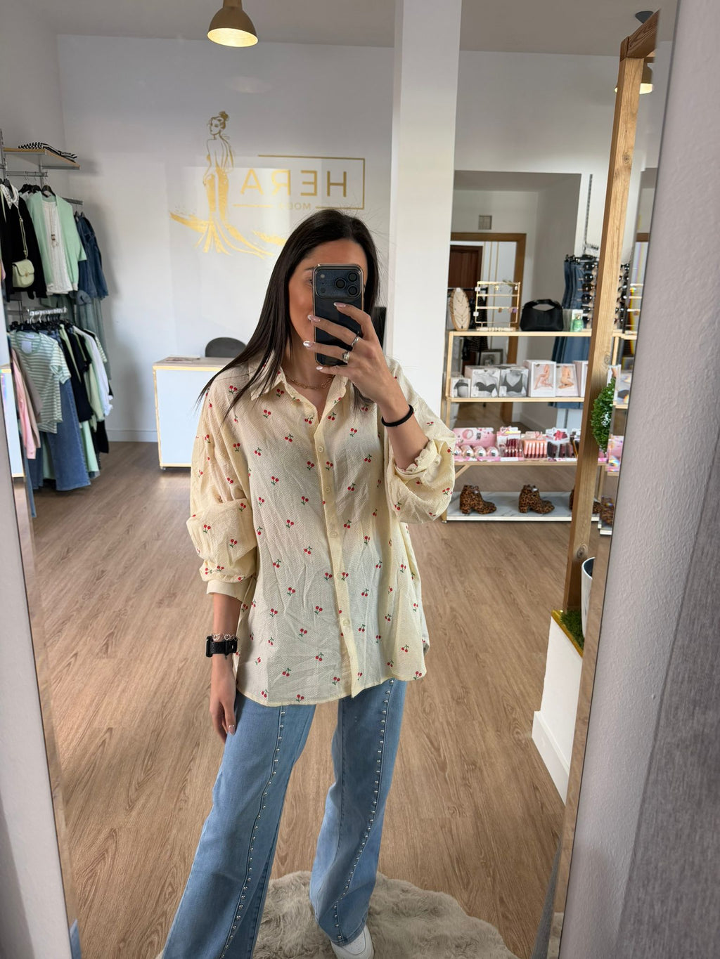 Blusa Oversize Amarilla con Estampado de cerezas y textura plumeti