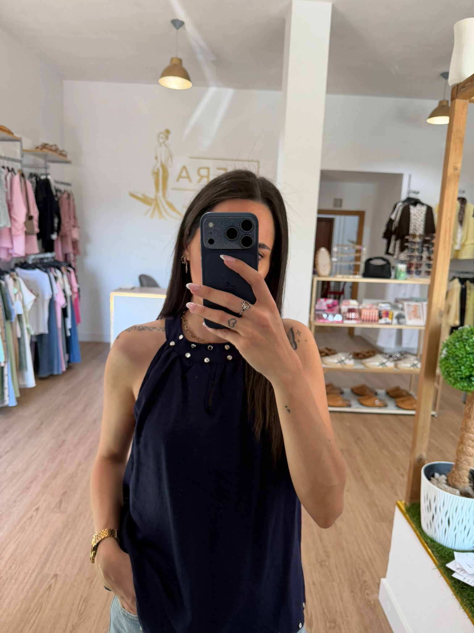 Top Fluido Halter con Tachuelas / Blusa Sofisticada sin mangas