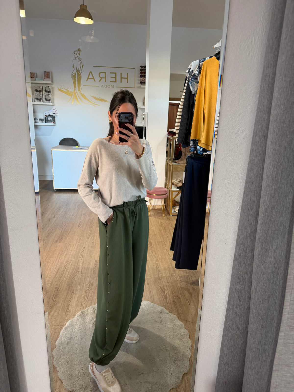 Pantalón Jogger Fluido con Tachuelas Laterales y Bajo con Puño